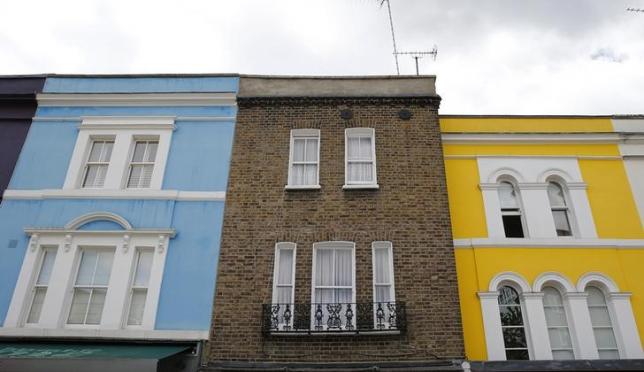A row of houses are seen in London, Britain June 3, 2015.  REUTERS/Suzanne Plunkett